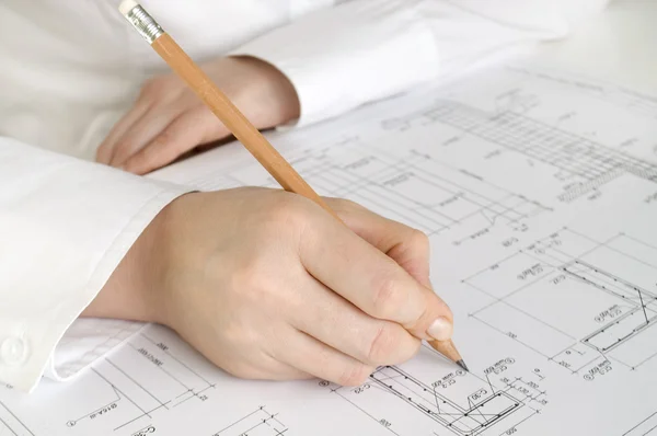 Mão com lápis desenho plano de construção — Fotografia de Stock