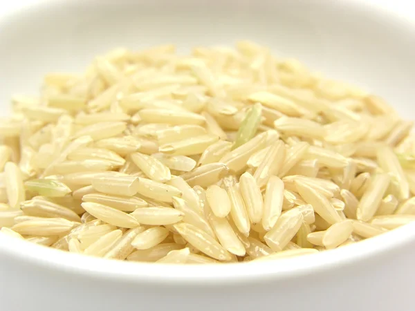 Brauner Reis Einer Schüssel Porzellan Auf Weißem Hintergrund — Stockfoto