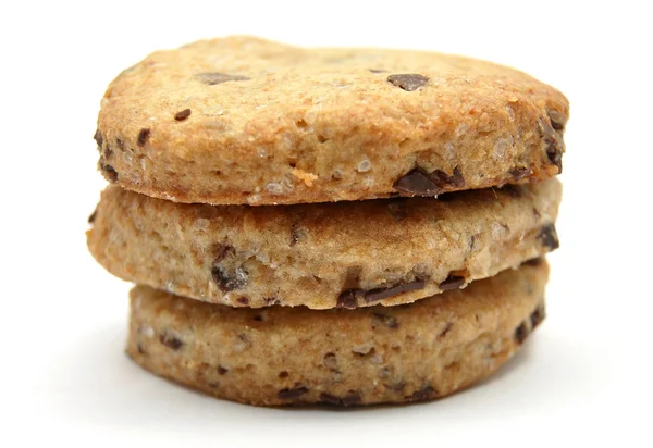 Choklad fullkorn cookies på vit — Stockfoto