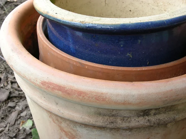 Três Vasos Plantas Marrons Azuis Empilhados — Fotografia de Stock