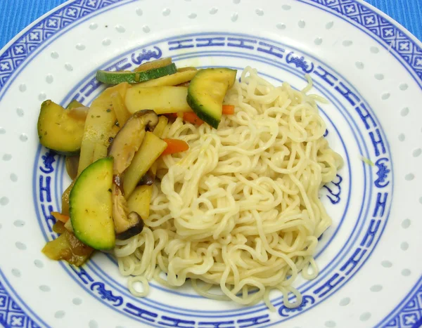 Asiatisk maträtt på en asiatiska plattan — Stockfoto
