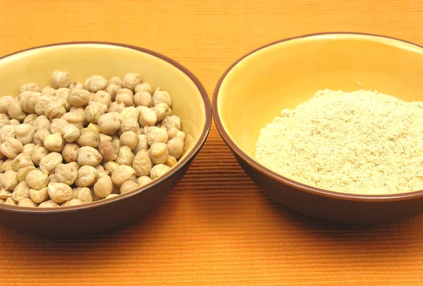 Two bowls of ceramic with garbanzos and flour of garbanzos — Stock Photo, Image