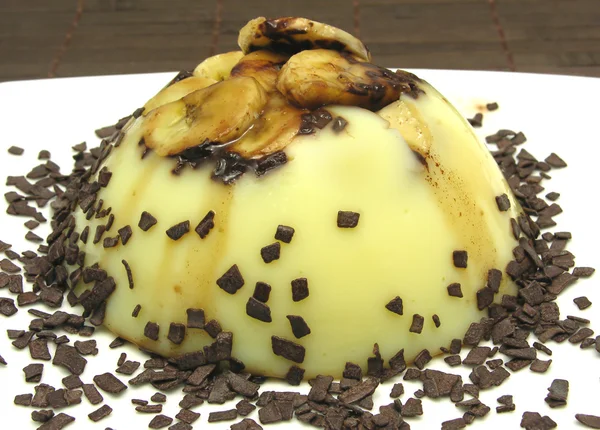 Dilimlenmiş muz ve rendelenmiş çikolata ile muhallebi — Stok fotoğraf