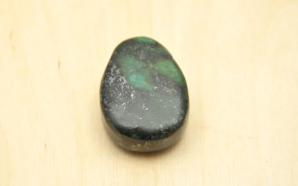 Детальное и красочное изображение зоизитного минерала — стоковое фото