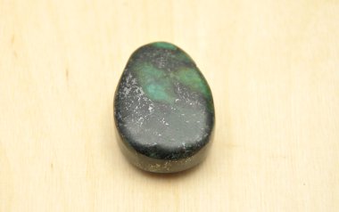 zoisite mineral detaylı ve renkli görüntü