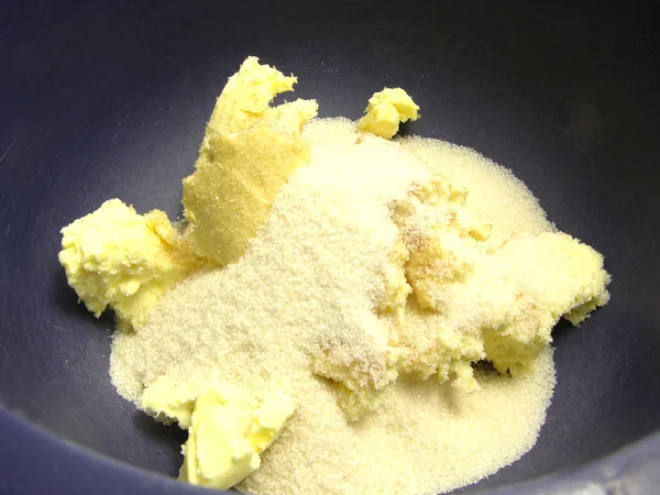 Pezzi di margarina e zucchero di canna in una ciotola blu — Foto Stock