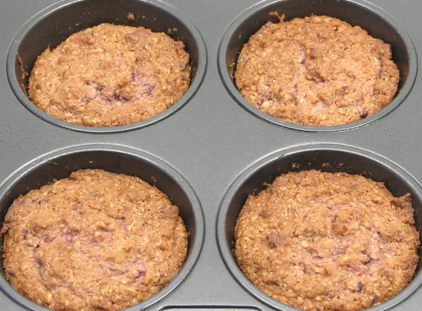 Muffins de framboesa em uma panela de bolo de muffin — Fotografia de Stock