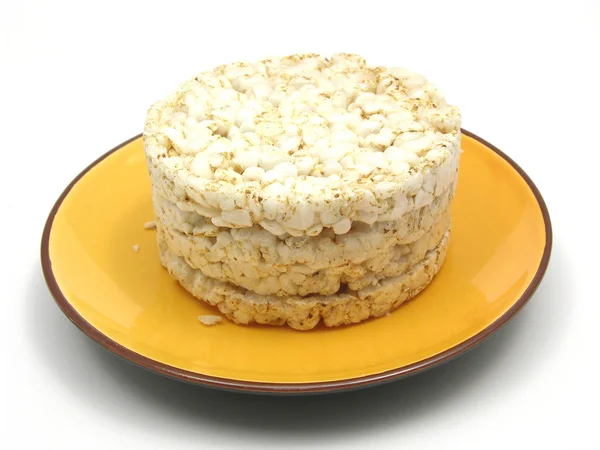 Fatias de arroz soprado dispostas em uma tigela de ceramik em branco — Fotografia de Stock