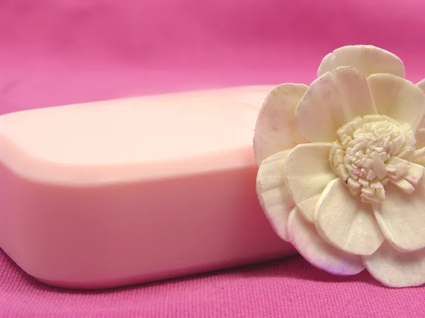 Рожеве мило з декоративними виробами на рожевому фоні — стокове фото