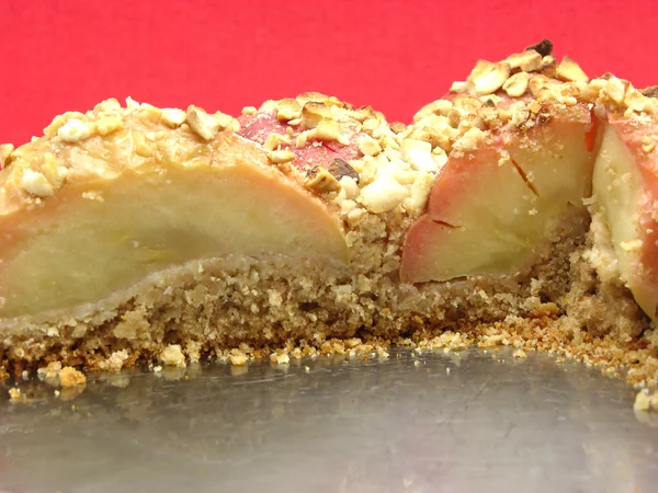 Kesilerek Kepekli Elma Pasta Kek Tepsi Üzerinde Kırmızı Zemin Üzerinde — Stok fotoğraf
