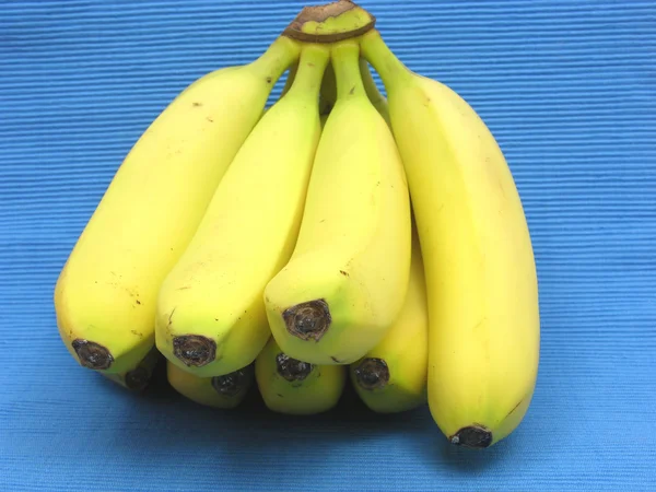 Банани лежать перед синім тлом — стокове фото