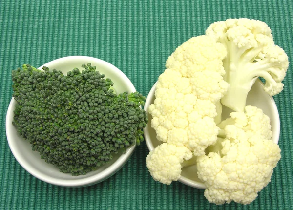 Cauliflower and broccoli inn little bowls of chinaware — Stock Photo, Image