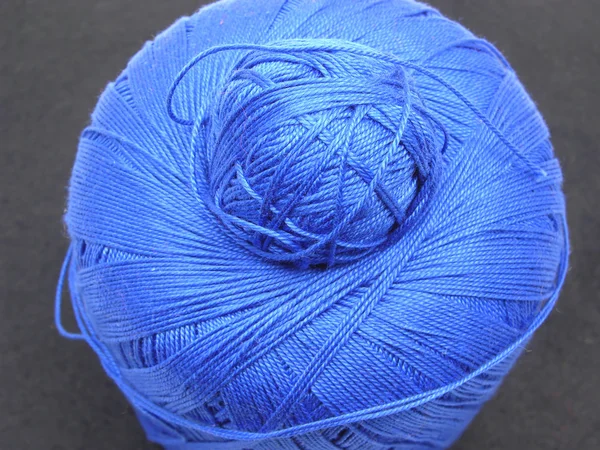 两个蓝排列在黑色背景上的毛的球 — 图库照片