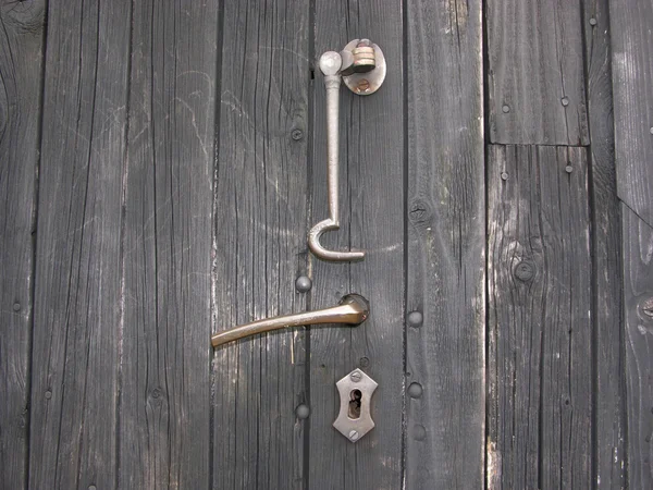 El pestillo de la puerta de un refugio de madera — Foto de Stock