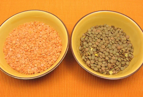 Two bowls of ceramic with lentils and red lentils — Stock Photo, Image