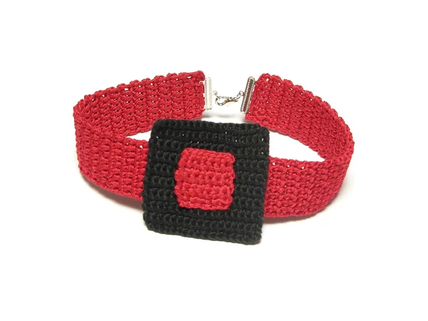 手働いた赤と黒の正方形でかぎ針編みの襟 — ストック写真