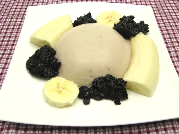 Amandel Pudding Met Bananen Bosbessen Jam Een Witte Plaat — Stockfoto
