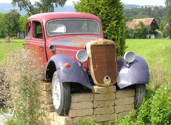 Проржавевшая ветеранская машина, угнанная в сельской местности — стоковое фото