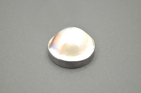Immagine dettagliata e colorata di perla bianca — Foto Stock