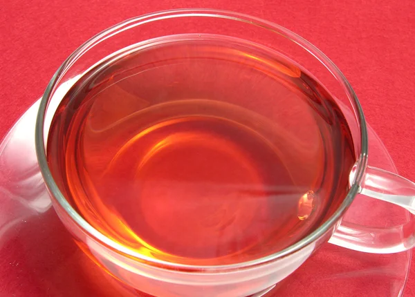 Tasse à thé avec thé rose sur un napperon — Photo