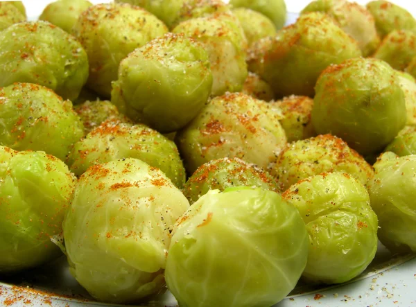 Seasoned brussels sprouts arranged on a plate — Stock Photo, Image