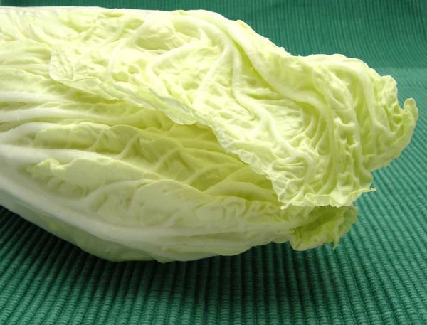 緑の荒い背景に白菜 — ストック写真