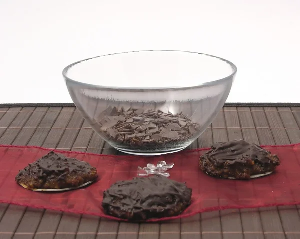 Selbst gebackene Lebkuchen und eine Schale Reibe-Schokolade — Stockfoto
