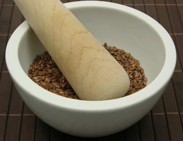 Очищення коричневого льону в мисці з посуду — стокове фото