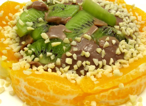 Schokoladenpudding Mit Kiwifrüchten Orangen Und Mandelstückchen — Stockfoto