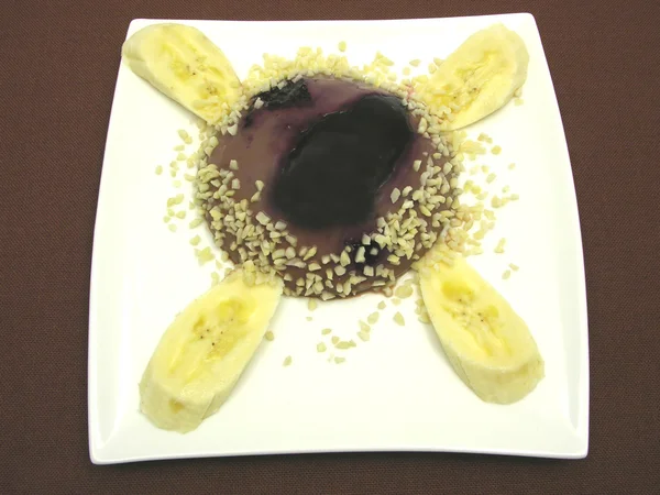Chocolade pudding met bosbessen, bananen en stukken van amandelen — Stockfoto