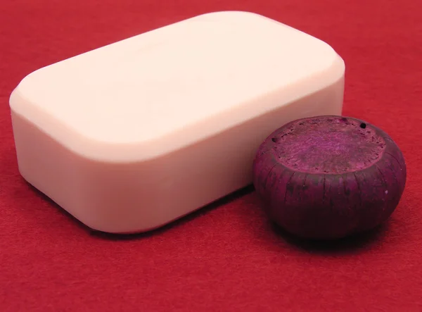 Dekoráció cikk piros alapon rózsaszín szappan — Stock Fotó