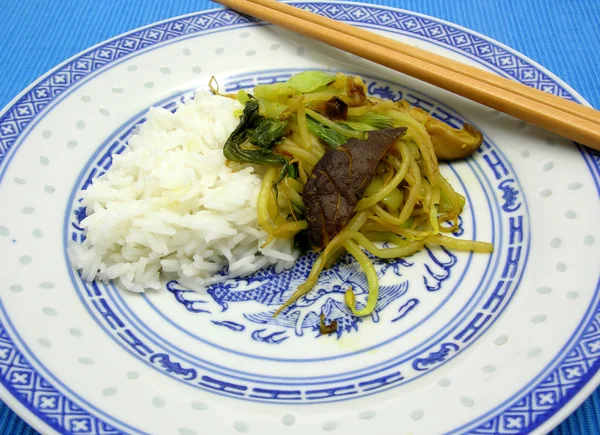排列在亚洲盘上的亚洲菜 — 图库照片