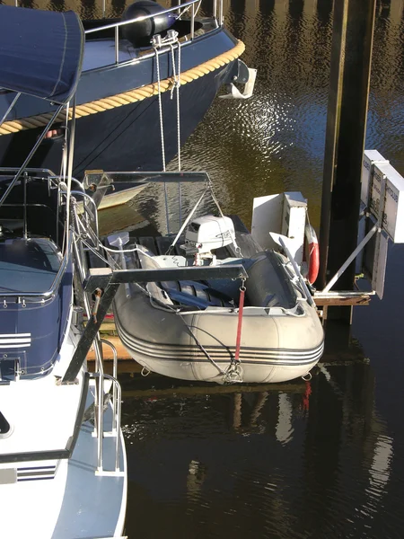 Een boot met rubberboot in de haven — Stockfoto