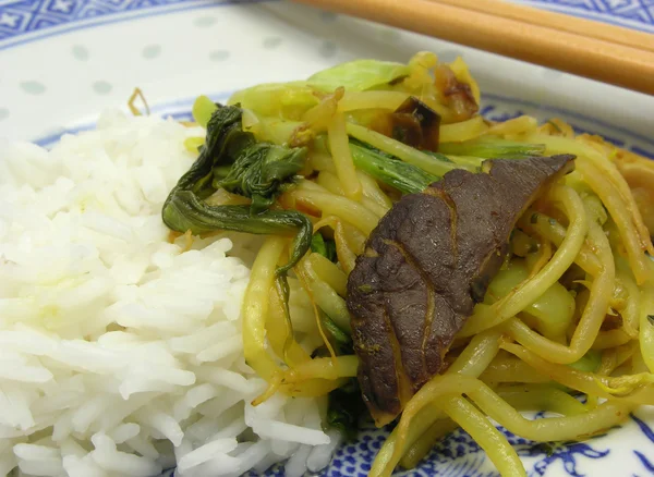 Азіатський блюдо, розташованих на азіатських плита — стокове фото