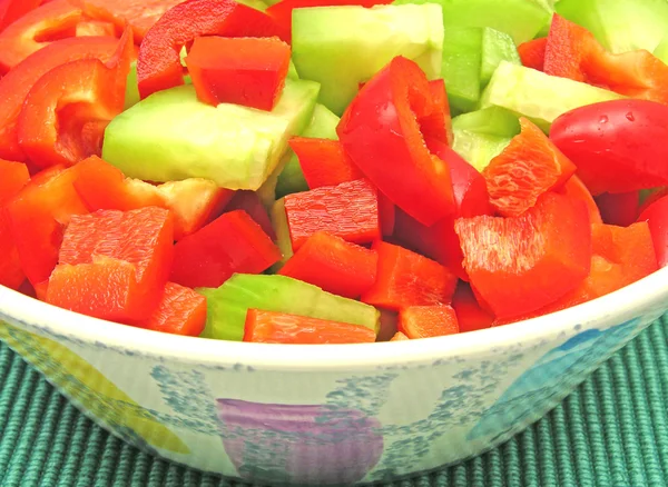 黄瓜和红辣椒在陶瓷碗里的切片 — 图库照片