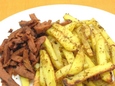 soya geschnetzeltes ve beyaz tabak patates kızartması