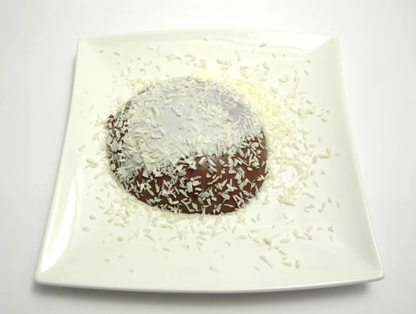 巧克力布丁配酸奶和磨碎的椰子 — 图库照片