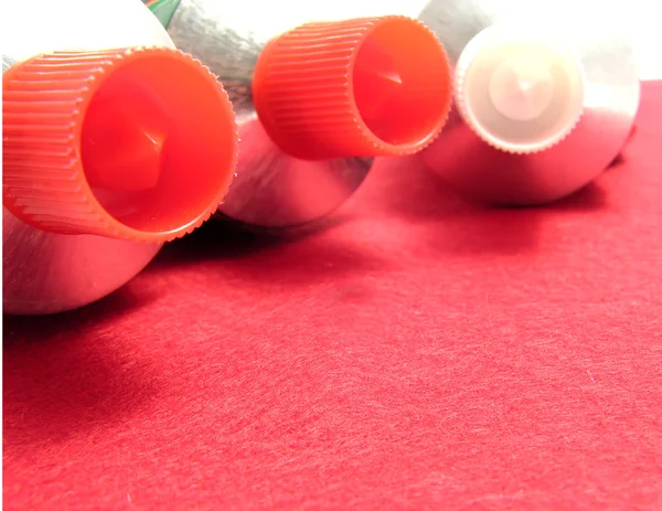 Trois tubes scellés sur un napperon rouge — Photo