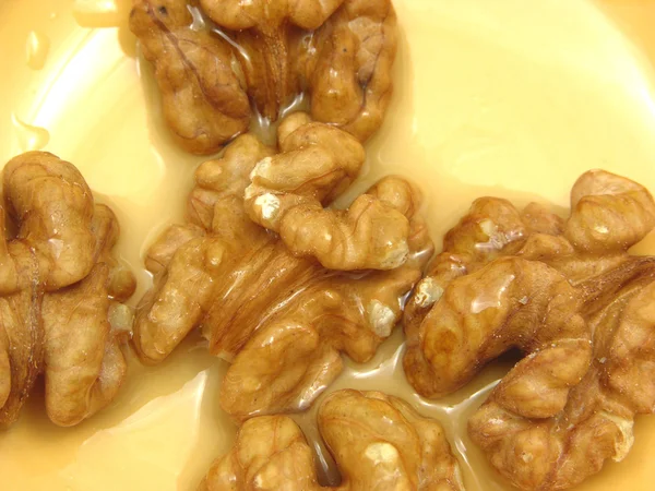 Olej z vlašských ořechů s ořechy v misce keramiky v podrobnějšího zobrazení — Stock fotografie