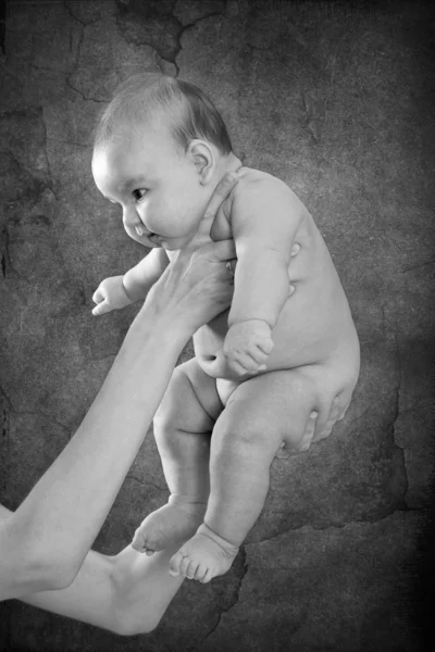 Hübsches Kind Der Hand Der Mutter Abstrakter Hintergrund — Stockfoto