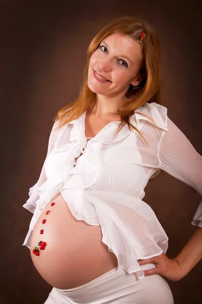 Schwangere Junge Frau Weißer Bluse Mit Lustigem Motiv Auf Bauch — Stockfoto