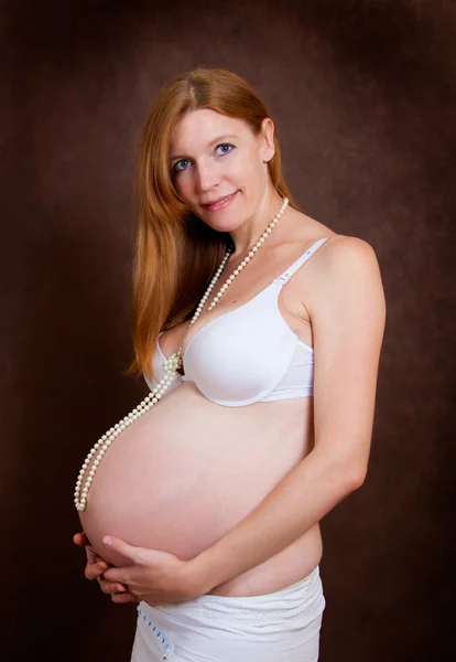 Mujer joven embarazada — Foto de Stock