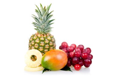 ananas dilimleri, mango ve beyaz zemin üzerine (natürmort izole üzüm ile)