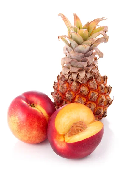 Frische Pfirsich Und Ananasfrüchte Mit Schnitt Isoliert Auf Weißem Hintergrund — Stockfoto