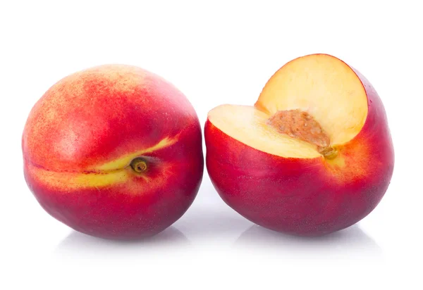 Vers perzik fruit met knippen geïsoleerd — Stockfoto
