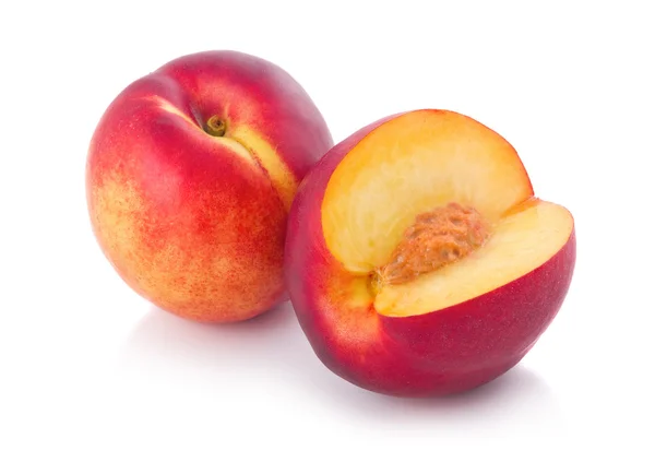 Frische Pfirsichfrüchte Mit Schnitt Isoliert Auf Weißem Hintergrund — Stockfoto