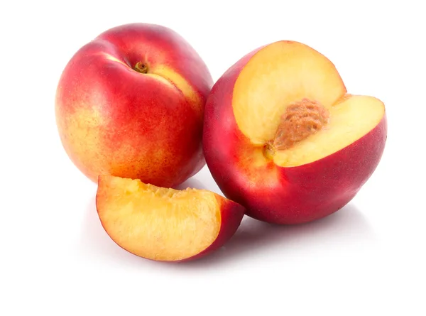 Frische Pfirsichfrüchte Mit Schnitt Isoliert Auf Weißem Hintergrund — Stockfoto