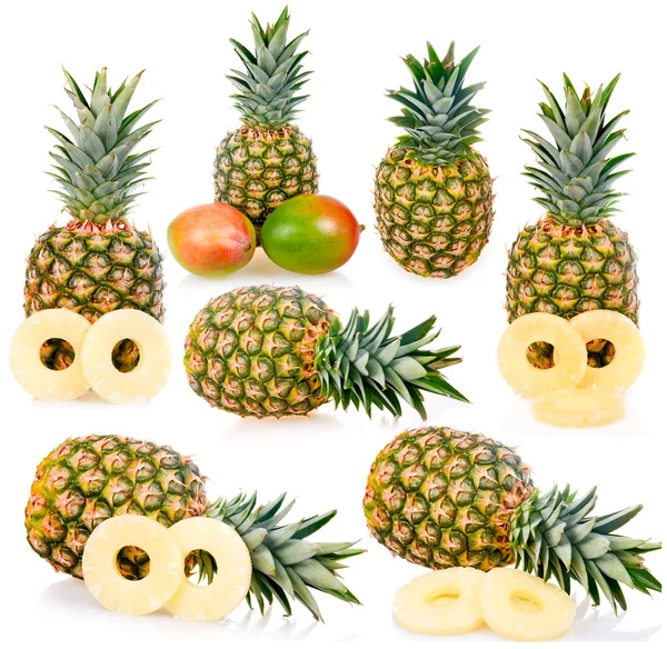 Raccolta di ananas maturi isolati — Foto Stock