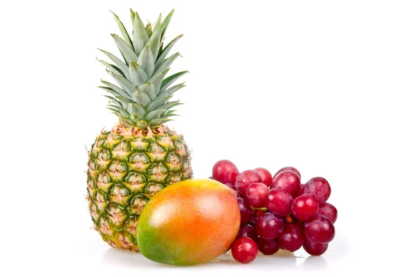 Ananas, mango e uva isolati — Foto Stock
