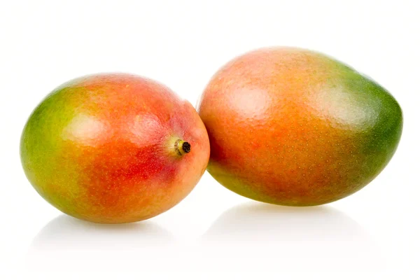 白い背景で隔離の完熟マンゴー果実 — ストック写真